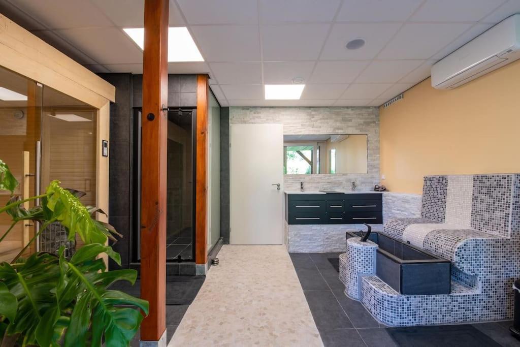 Wellness Studio Tiel Met Sauna En Jacuzzi エクステリア 写真